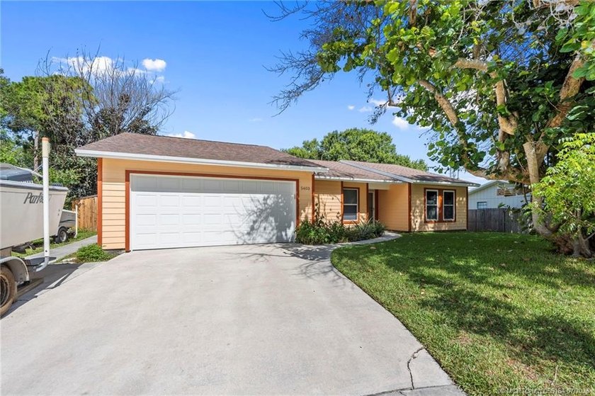 Beautiful 3-bedroom, 2-bath, 2-car garage POOL home in desirable - photo 2