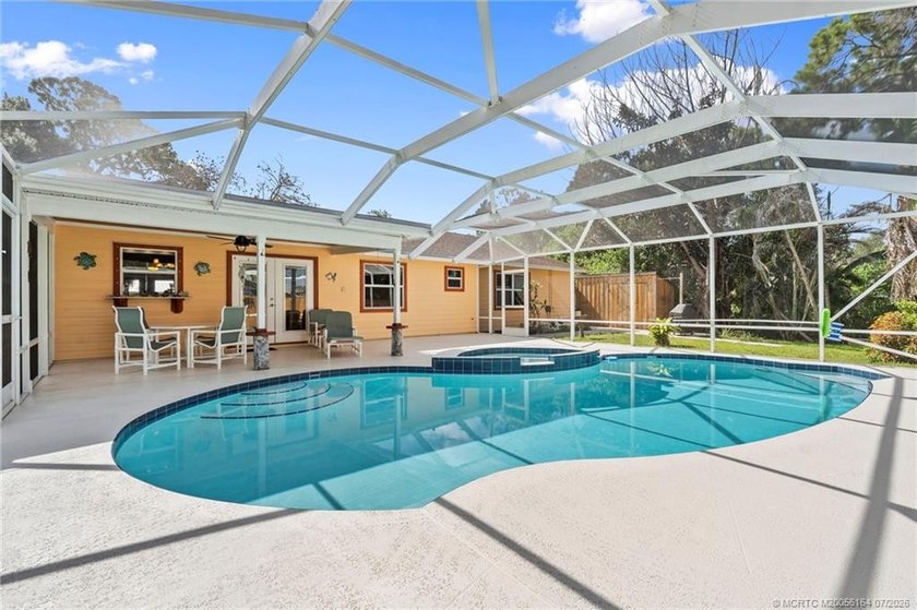 Beautiful 3-bedroom, 2-bath, 2-car garage POOL home in desirable - photo 8