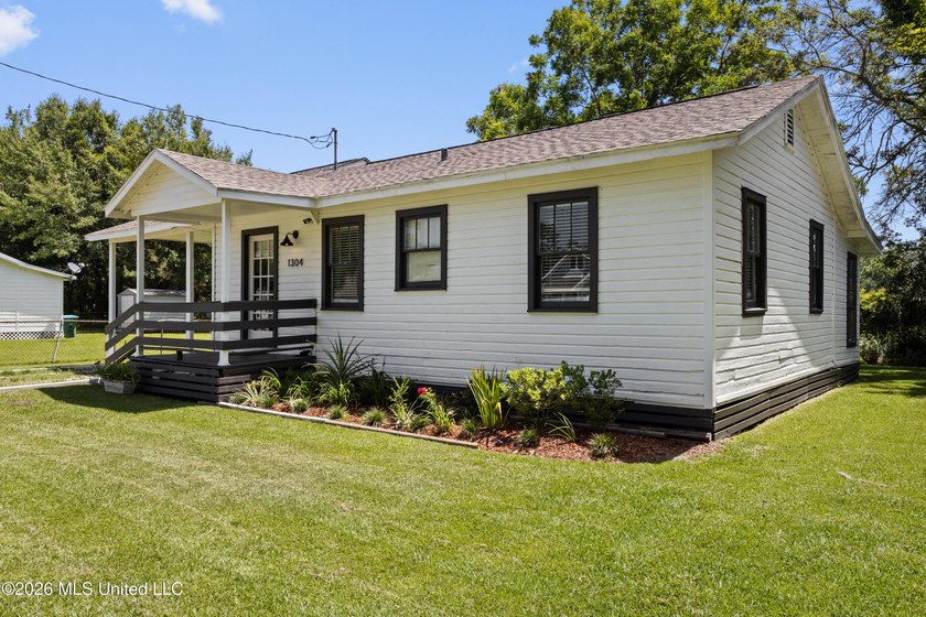 This cute Pascagoula cottage is close to the beach, parks, and - photo 2
