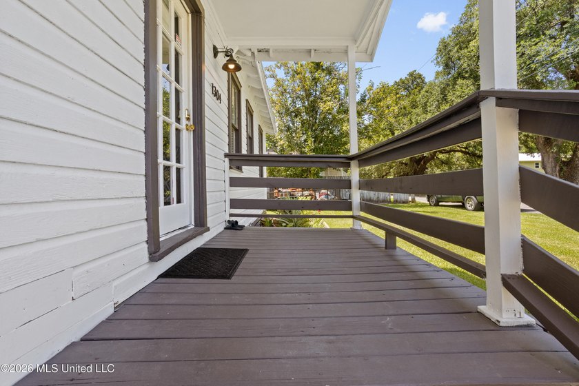 This cute Pascagoula cottage is close to the beach, parks, and - photo 4