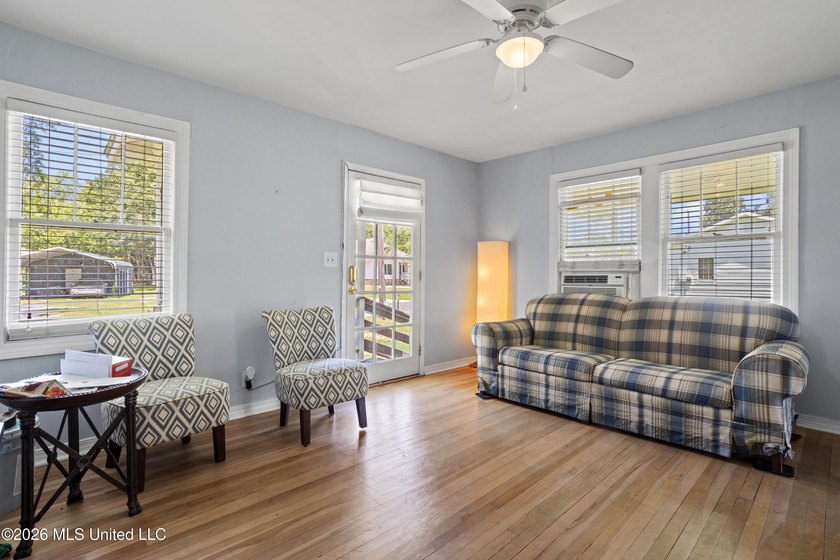 This cute Pascagoula cottage is close to the beach, parks, and - photo 5