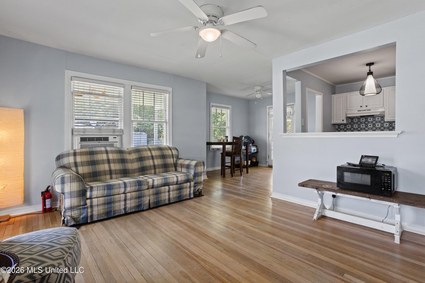 This cute Pascagoula cottage is close to the beach, parks, and - photo 7