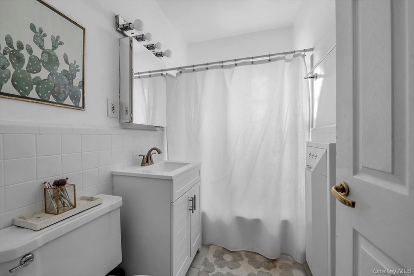 Prime Great Neck Location! Move right into this beautifully - photo 11