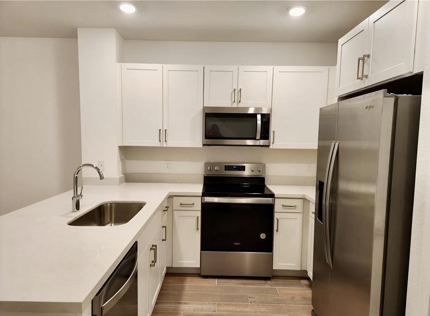 This newly built 3-bedroom, 2.5-bathroom townhouse is ideally - photo 3