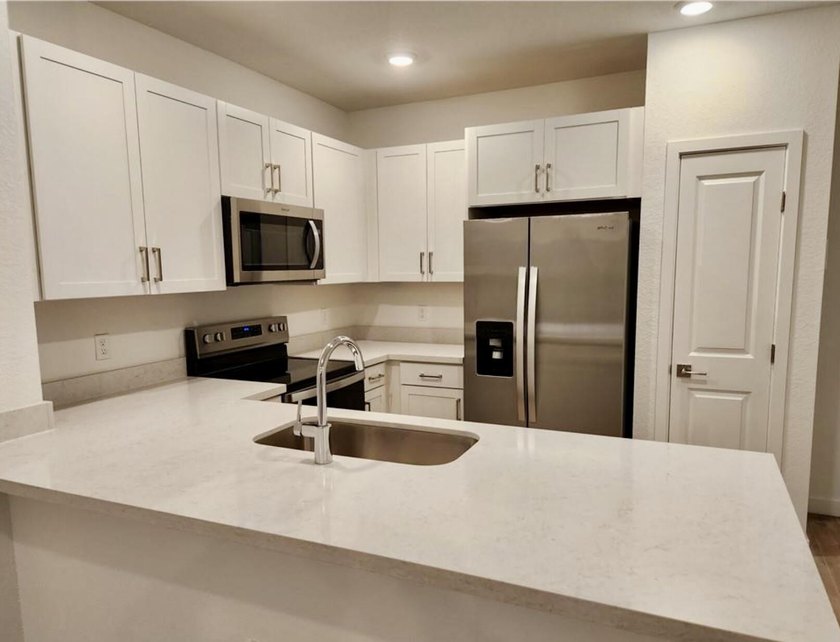 This newly built 3-bedroom, 2.5-bathroom townhouse is ideally - photo 4