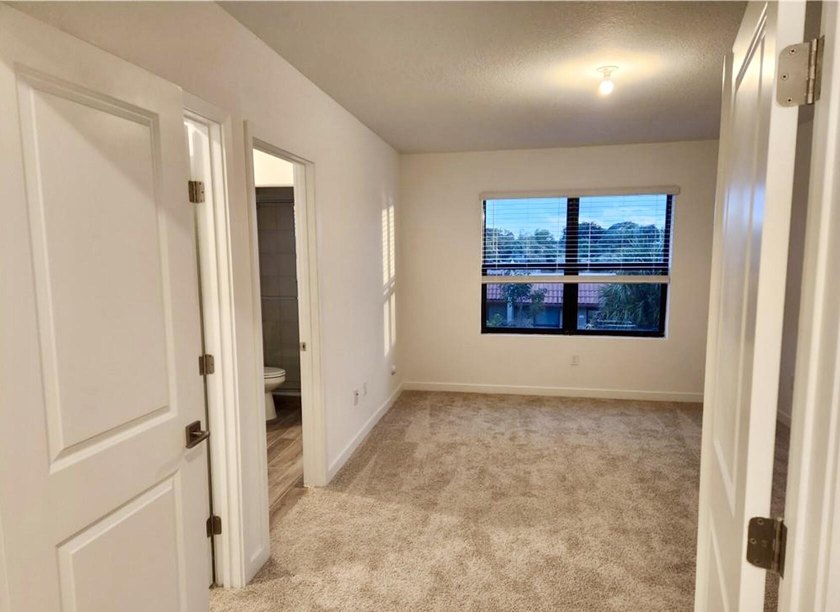 This newly built 3-bedroom, 2.5-bathroom townhouse is ideally - photo 5