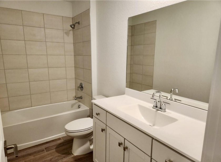 This newly built 3-bedroom, 2.5-bathroom townhouse is ideally - photo 6