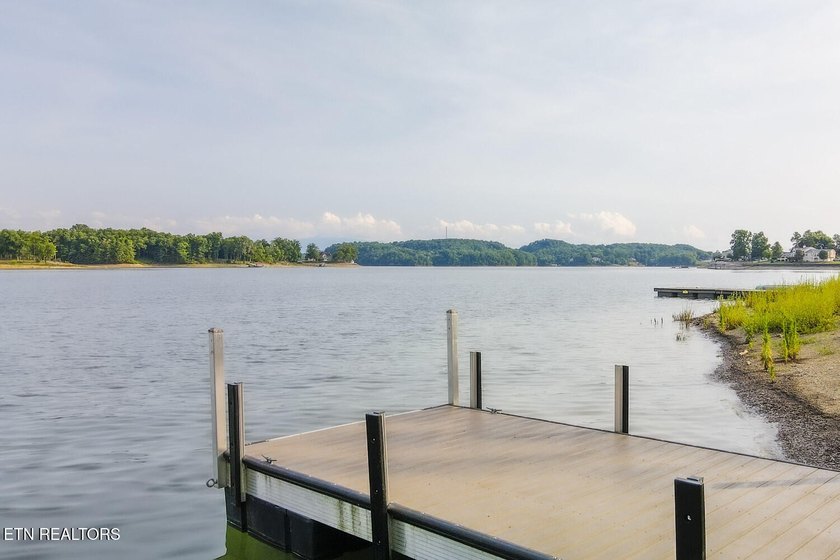 Welcome to 825 Plainview Drive known as ''Lone Oak Lakehouse'' - photo 30
