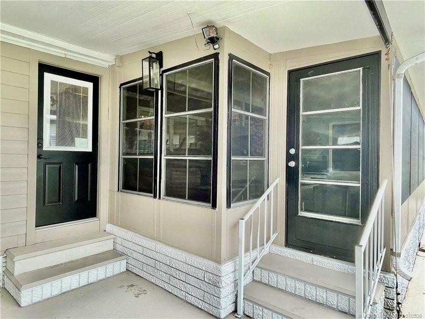 Beautiful RARE 3 BEDROOM home. 1792 SqFt. Gorgeously remodeled! - photo 4