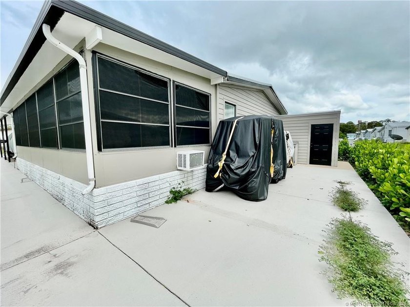 Beautiful RARE 3 BEDROOM home. 1792 SqFt. Gorgeously remodeled! - photo 5