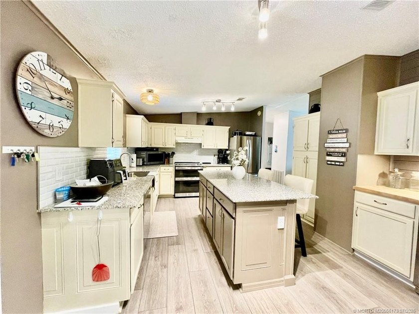 Beautiful RARE 3 BEDROOM home. 1792 SqFt. Gorgeously remodeled! - photo 6