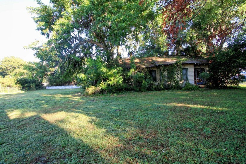 Ideally located near Dubsdread Golf Course, this property sits - photo 7