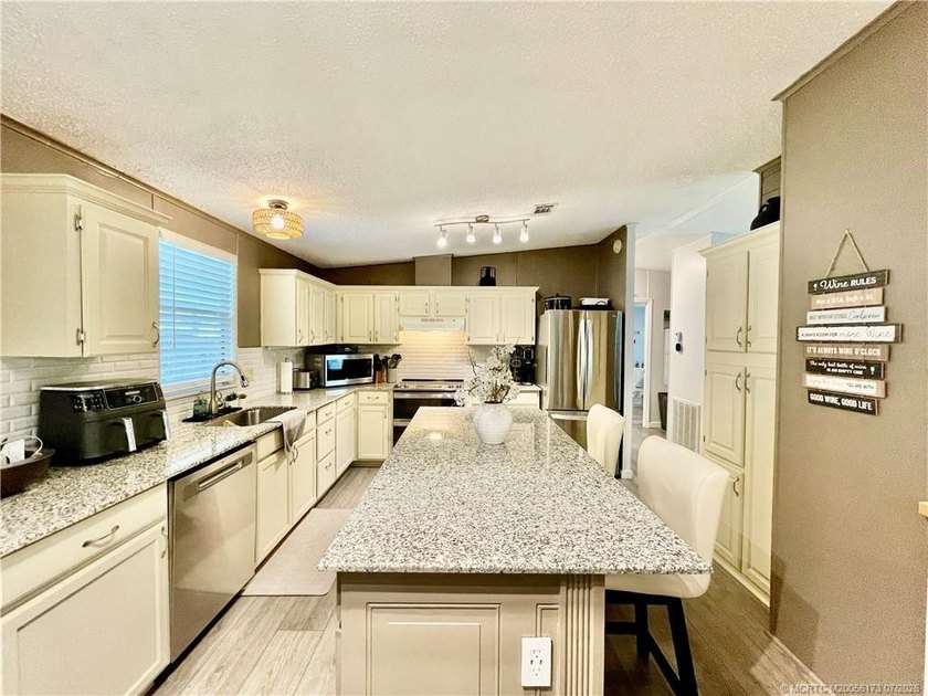 Beautiful RARE 3 BEDROOM home. 1792 SqFt. Gorgeously remodeled! - photo 8