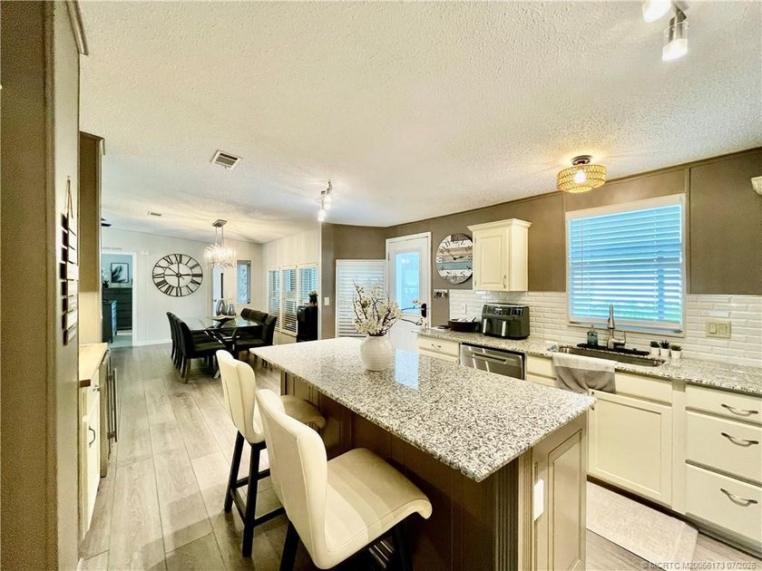 Beautiful RARE 3 BEDROOM home. 1792 SqFt. Gorgeously remodeled! - photo 10