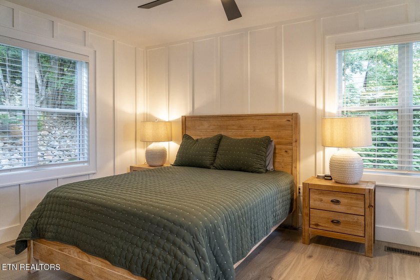 Welcome to 825 Plainview Drive known as ''Lone Oak Lakehouse'' - photo 47