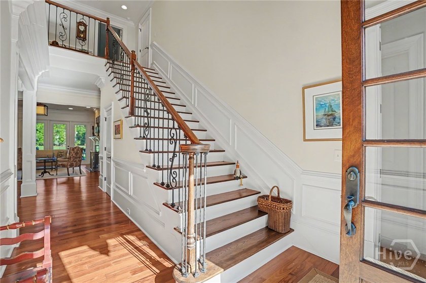 Centrally located in desirable Oakridge, this meticulously - photo 3