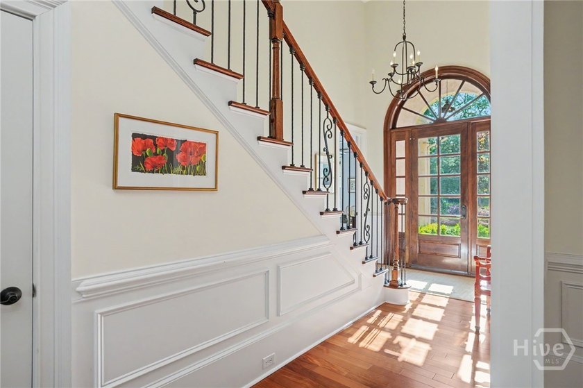 Centrally located in desirable Oakridge, this meticulously - photo 4