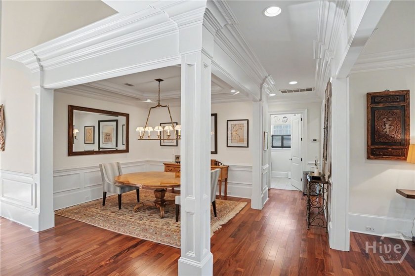 Centrally located in desirable Oakridge, this meticulously - photo 5
