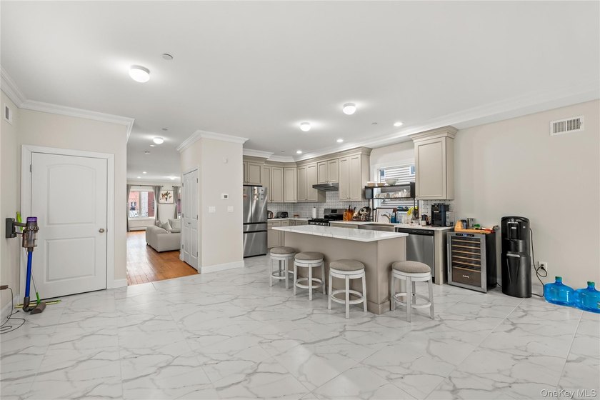 Welcome to this beautifully maintained, newly built home (2023) - photo 11