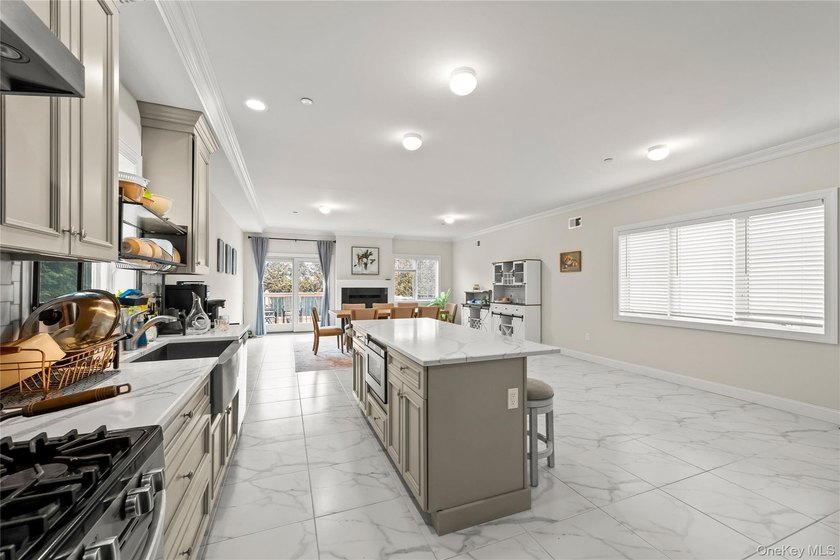 Welcome to this beautifully maintained, newly built home (2023) - photo 13