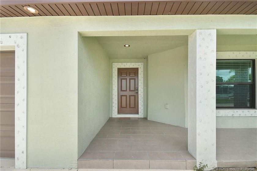 Beautiful furnished CBS 2 Bedroom, 2 Bath, One car garage CBS - photo 3