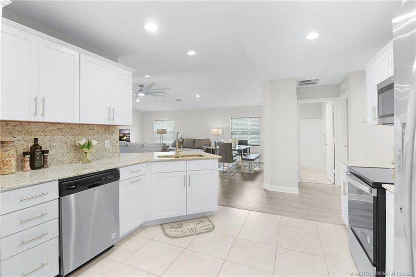 Beautiful furnished CBS 2 Bedroom, 2 Bath, One car garage CBS - photo 6