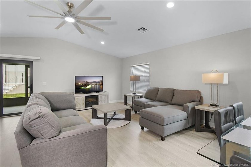 Beautiful furnished CBS 2 Bedroom, 2 Bath, One car garage CBS - photo 9