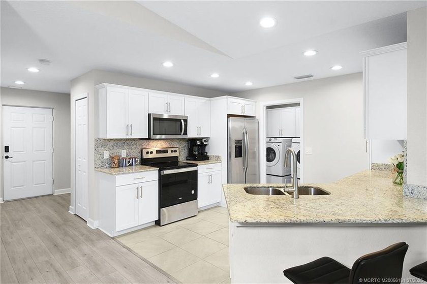 Beautiful furnished CBS 2 Bedroom, 2 Bath, One car garage CBS - photo 10