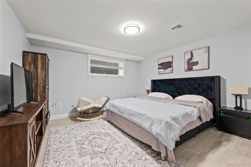 Welcome to this beautifully maintained, newly built home (2023) - photo 27