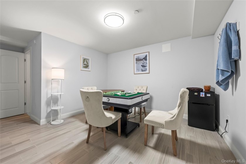 Welcome to this beautifully maintained, newly built home (2023) - photo 28