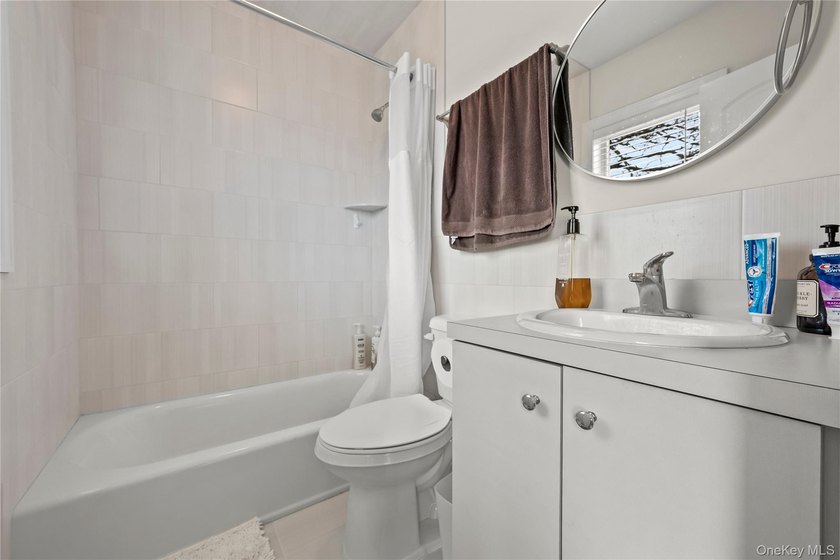Welcome to this beautifully maintained, newly built home (2023) - photo 29