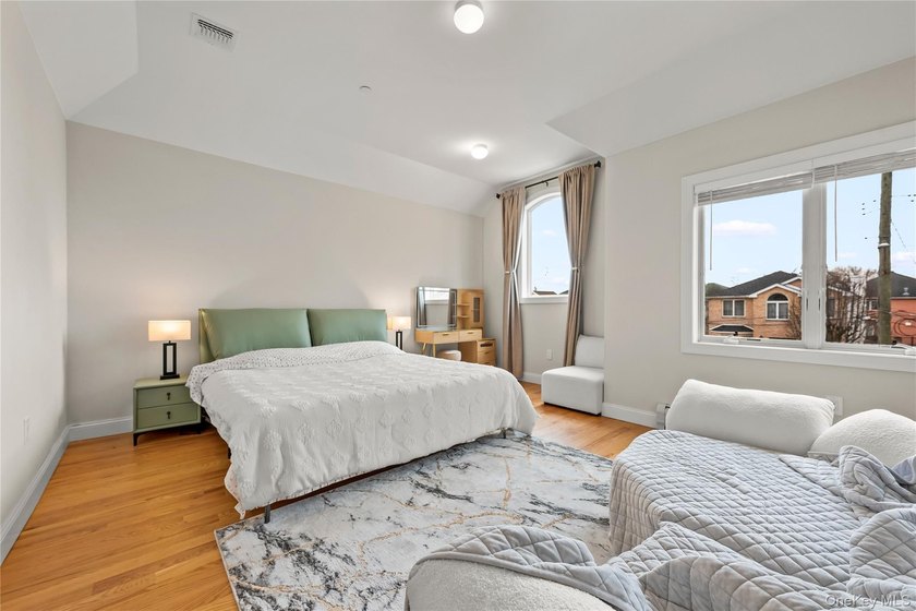 Welcome to this beautifully maintained, newly built home (2023) - photo 31