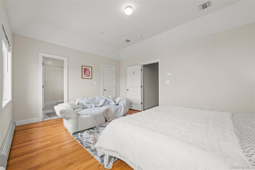 Welcome to this beautifully maintained, newly built home (2023) - photo 32