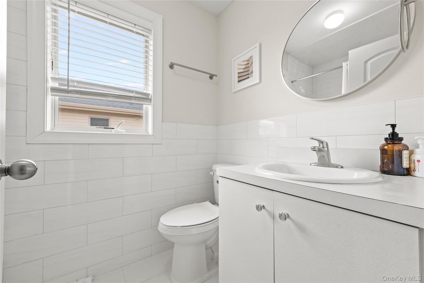 Welcome to this beautifully maintained, newly built home (2023) - photo 39