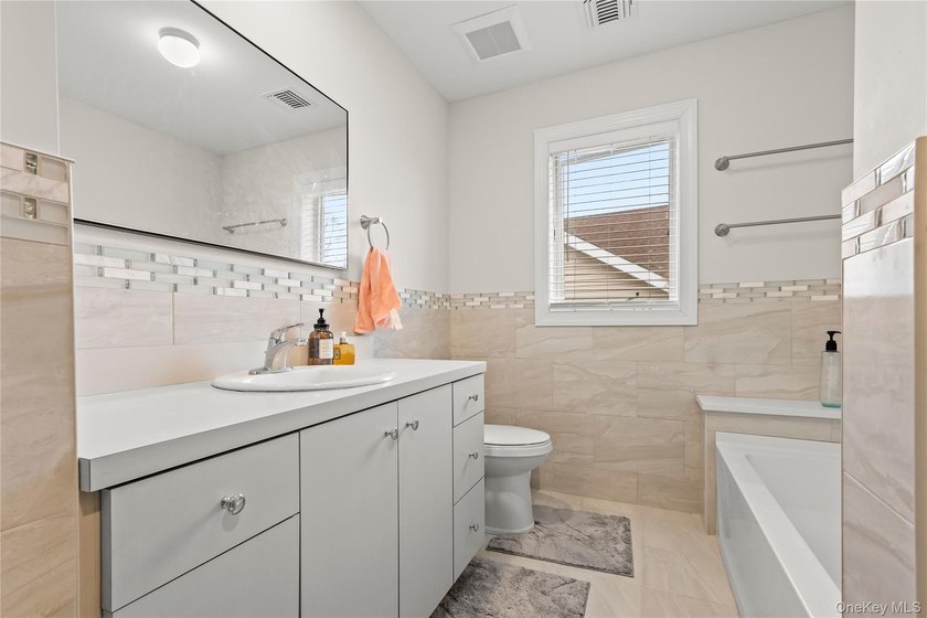 Welcome to this beautifully maintained, newly built home (2023) - photo 40