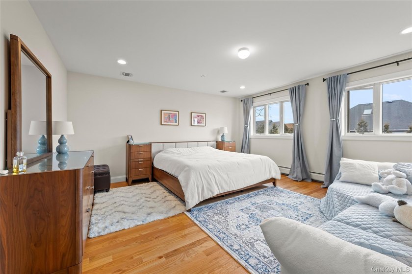 Welcome to this beautifully maintained, newly built home (2023) - photo 41