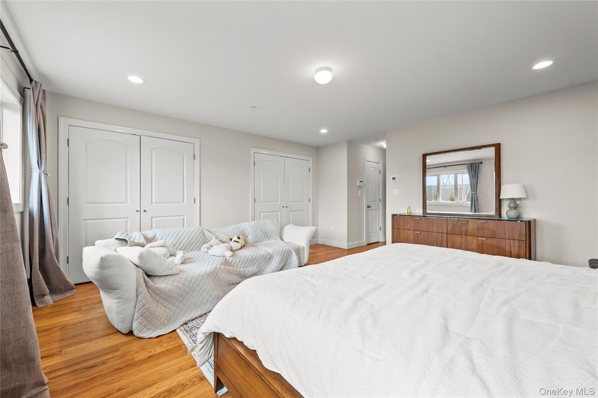 Welcome to this beautifully maintained, newly built home (2023) - photo 42
