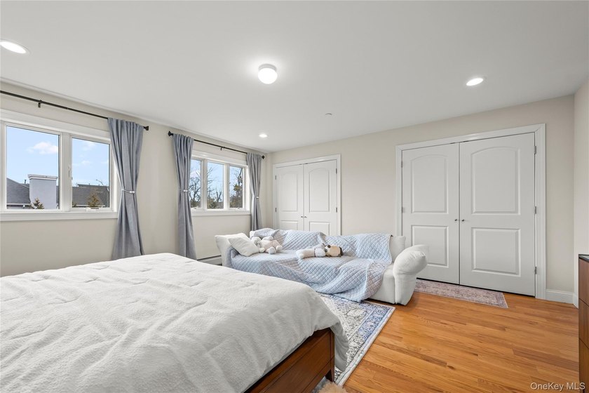Welcome to this beautifully maintained, newly built home (2023) - photo 44
