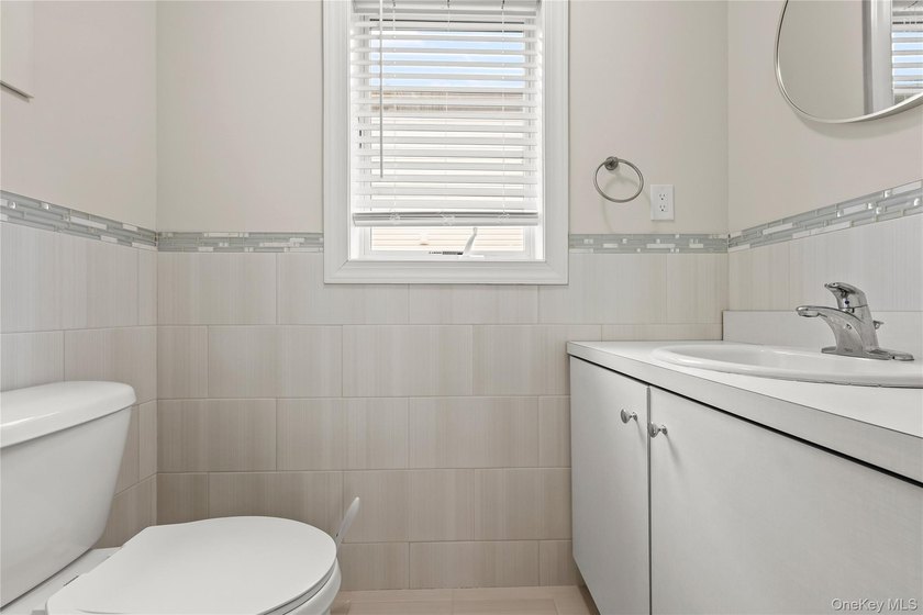 Welcome to this beautifully maintained, newly built home (2023) - photo 45