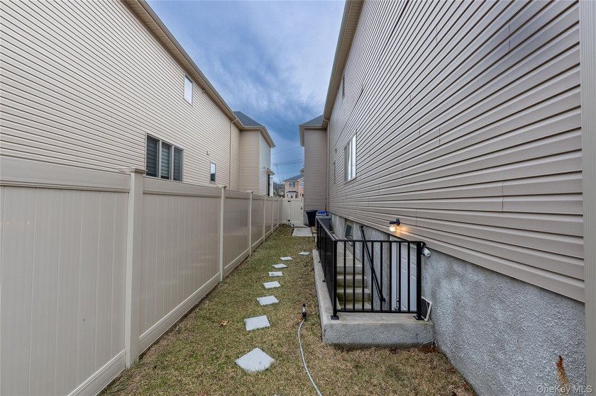 Welcome to this beautifully maintained, newly built home (2023) - photo 50