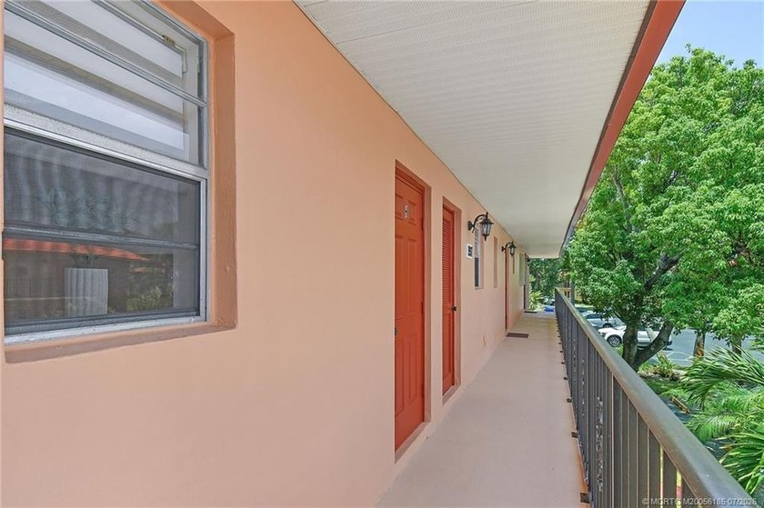 Beautifully renovated one-bedroom residence in Monterey Yacht &amp; - photo 3