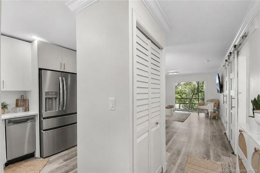 Beautifully renovated one-bedroom residence in Monterey Yacht &amp; - photo 4