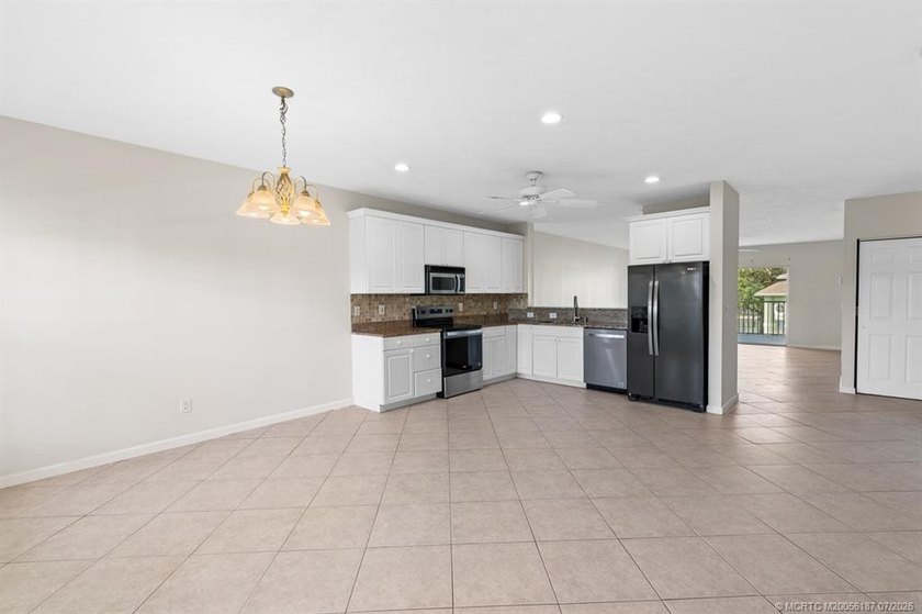 Welcome to this well-appointed two-bedroom, two-bathroom - photo 8