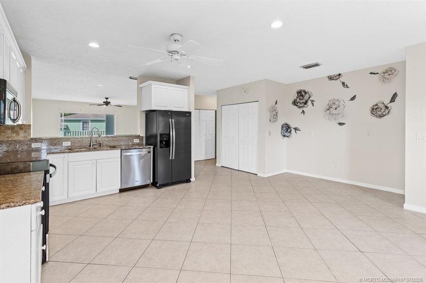 Welcome to this well-appointed two-bedroom, two-bathroom - photo 10