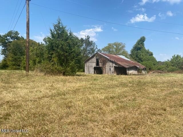 42 beautiful acres, with rolling pastures, mature trees and - photo 11