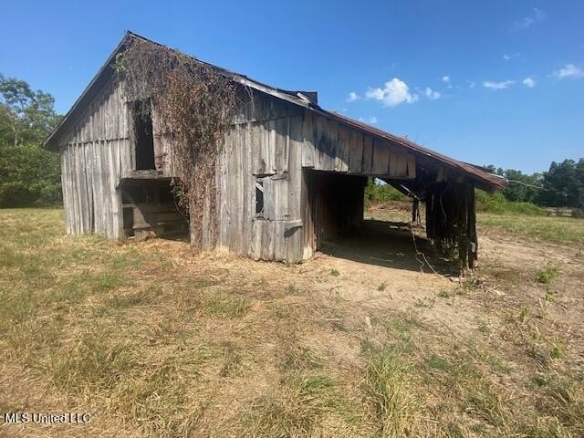 42 beautiful acres, with rolling pastures, mature trees and - photo 12