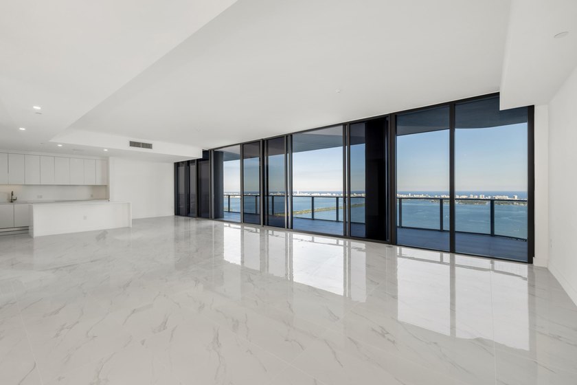 Bring all offers, Motivated Seller! Welcome to the Mansion in - photo 6