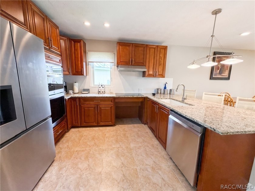This lovely waterfront, remodeled, fully furnished, end unit - photo 3