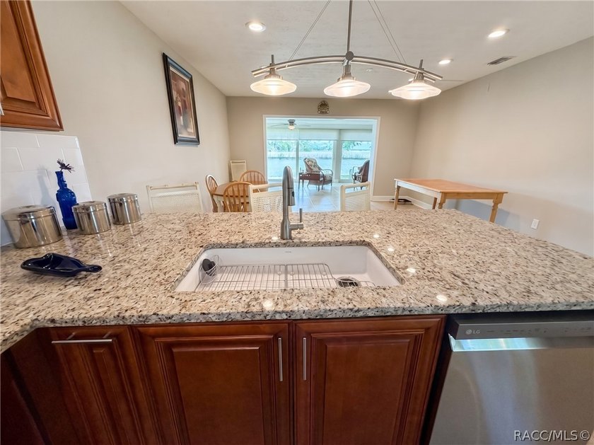 This lovely waterfront, remodeled, fully furnished, end unit - photo 4