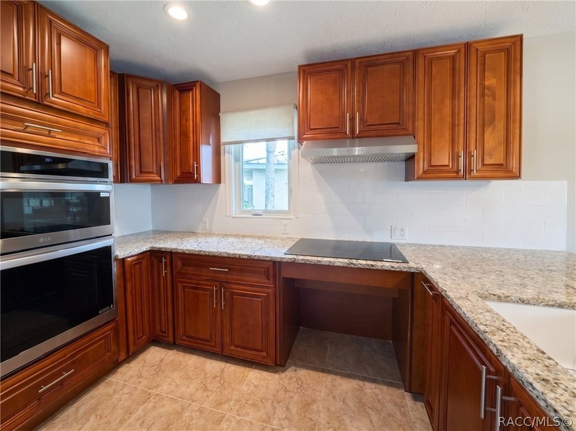 This lovely waterfront, remodeled, fully furnished, end unit - photo 5
